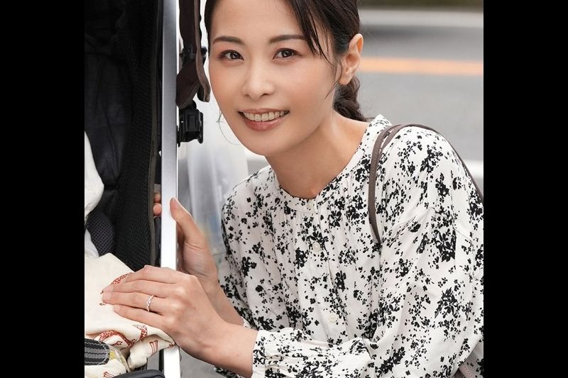 マジックミラー号 优しい子持ちのママ・まいこさんにこっそりデカチンを见せつけて 素股で擦りつけて育児でレス気味の欲求不満オ○ンコに旦那の目の前でヌルっと生挿入 产后の柔らかい膣穴が気持ち良すぎて中出し不伦SEX�