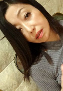 細身で巨乳！白い柔肌で誘惑する五十路の美魔女