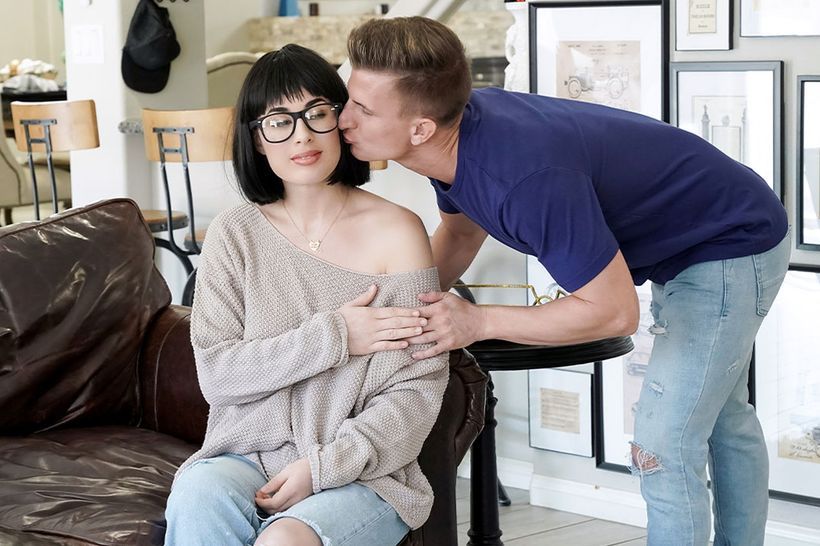 PervMom.Olive.Glass.Stepmoms.Creampie.Caper