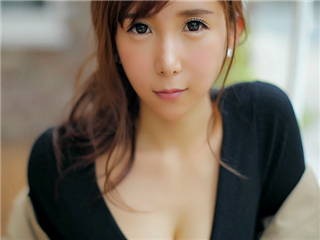 骚气豪乳车模，很有一套