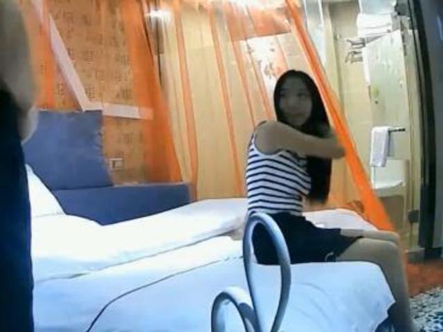 性感大长腿美女模特和摄影师男友酒店啪啪�