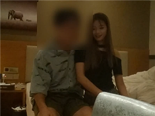 毕业翘臀小女友，边玩边拍�