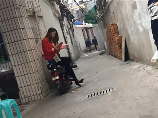 光顾站街女子，年轻红衣妹子�