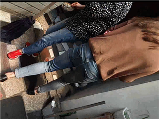 快餐达人找個穿着牛仔裤的美少妇�