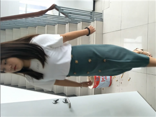 牛人潛入某大廈女廁偷拍�
