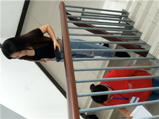 牛人潛入某大廈女廁偷拍
