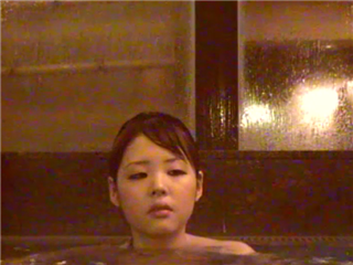 公共浴池偷拍到一个极品小美女�