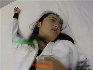 喷血推荐-猥琐男终于把暗恋已久的高挑性感170CM大学美女灌醉�