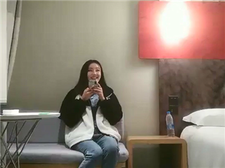 今晚约了个长相甜美萌妹子啪啪�