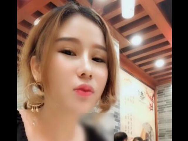 性成瘾美女吃饭到一半，小嘴饿�