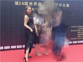 性感车模毛婷拍酸奶广告被摄影师咸猪手指奸�