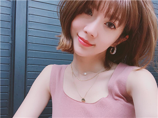 臉蛋精致.長相甜美的華航空姐Qbee張比比出軌婚外情�