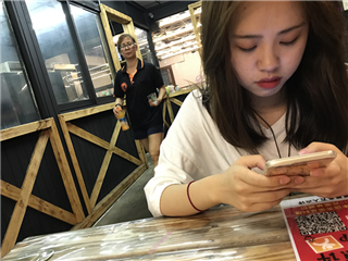 氣質高冷美女在吃飯時被MJ�