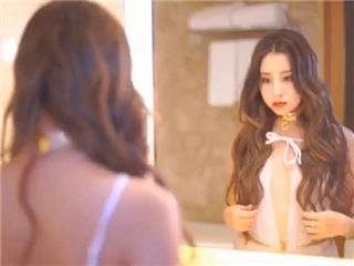 筱慧女神穿着白薄纱�