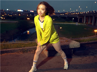 色色的健身教练强上一起运动的少女�