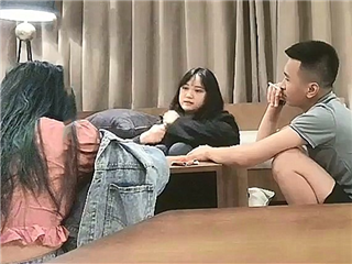 一路寻花胖男约了少妇打完牌啪啪�