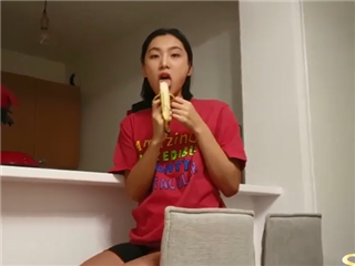 百万网红刘玥吃香蕉挑逗�