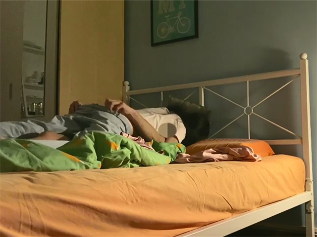 睡上铺的小夥和大二漂亮女友嘿咻嘿咻�