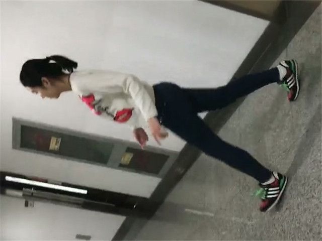 【高校厕拍】外语系学院厕所偷拍美女大学生