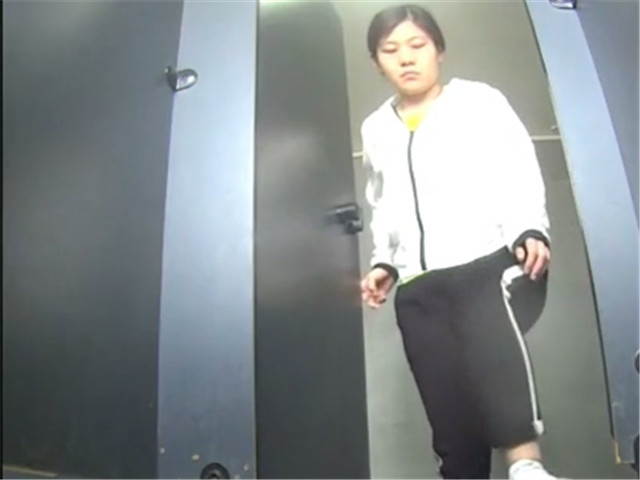 【校园公厕】大学校园楼内公厕偷拍妹子