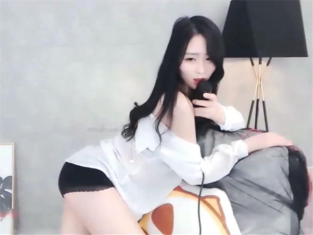虎牙极品女神【小岩】热舞自摸，超级诱惑，绝世好身材