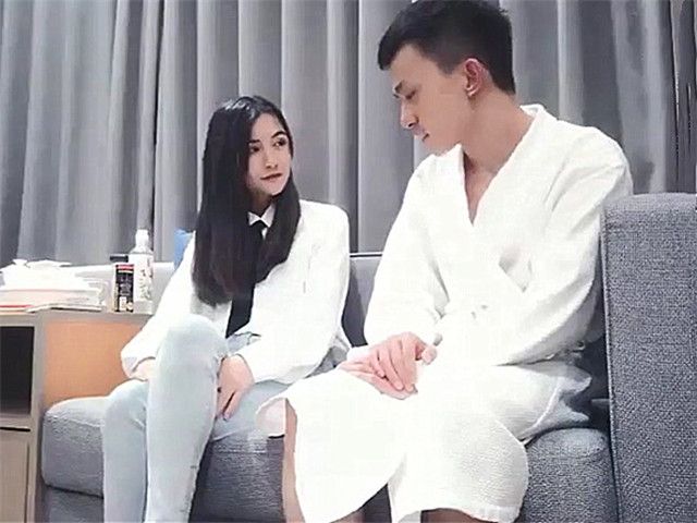 沙发上摸逼调情口交抬腿抽插再到床搞�