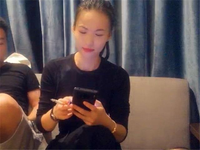 千寻探花找了个玩得开的小少妇一起整3P�