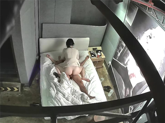 01/01精选 360白床大屏幕主题-穿丁字裤的饥渴美女被男友连续猛烈操三次