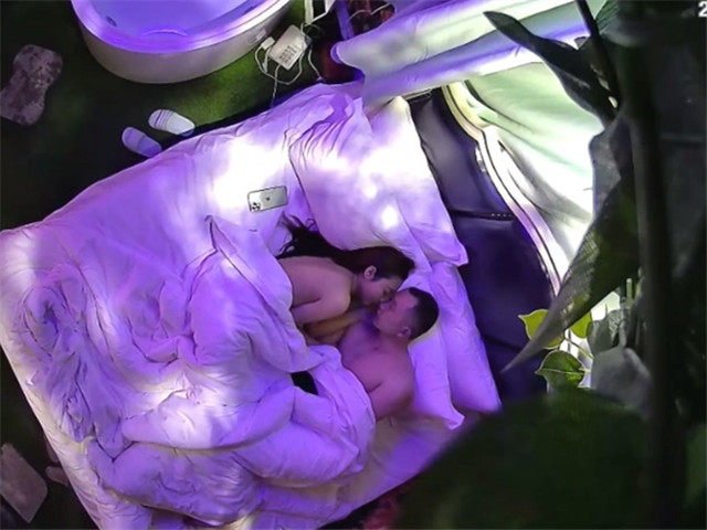 01/01精选 360白床森林主题-对话清晰，两位中年夫妻，啪起来不输给年轻人�