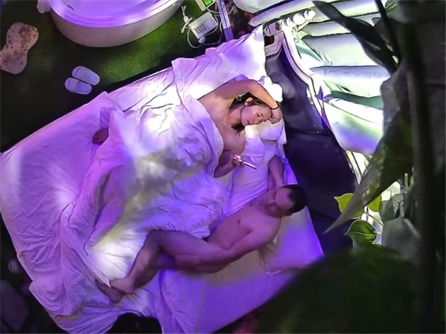 01/01精选 360白床森林主题-对话清晰，两位中年夫妻，啪起来不输给年轻人