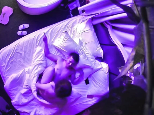 01/01精选 360白床森林主题-两位年轻情侣，夜幕下的肉体相融