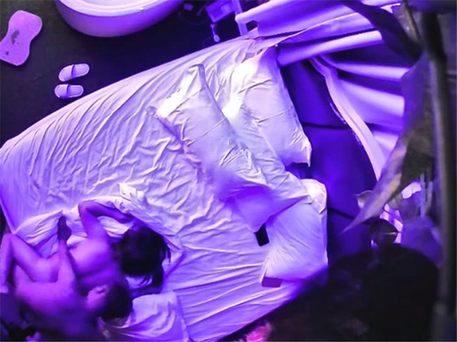 01/01精选 360白床森林主题-两位年轻情侣，夜幕下的肉体相融