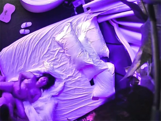 01/01精选 360白床森林主题-两位年轻情侣，夜幕下的肉体相融