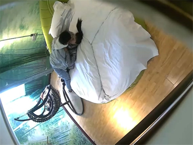 01/02精选360绿色圆床主题-精瘦小伙伺候富婆，小伙不想努力了�