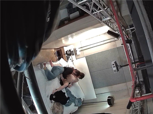 12/07精选 360白床电影主题-女女抠B，手速特别快，女的呻吟到高潮受不了