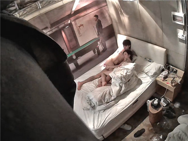 12/31精选 360白床大屏幕主题-高个长发帅男和漂亮妹妹�