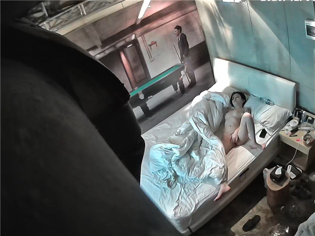 12/31精选 360白床大屏幕主题-高个长发帅男和漂亮妹妹