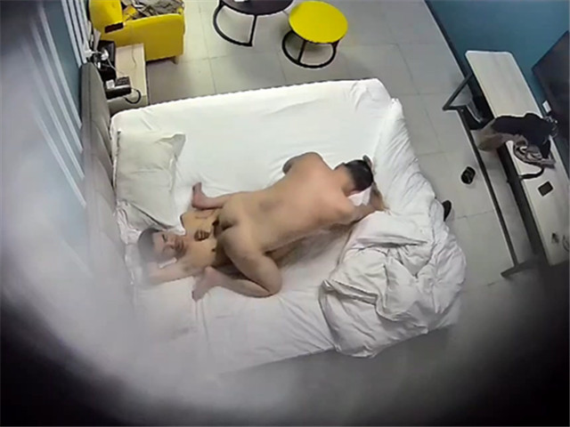 02/11精选 360蓝色白床主题-两位中年男男亲密互相交融一起，接着吻替对方打飞机�