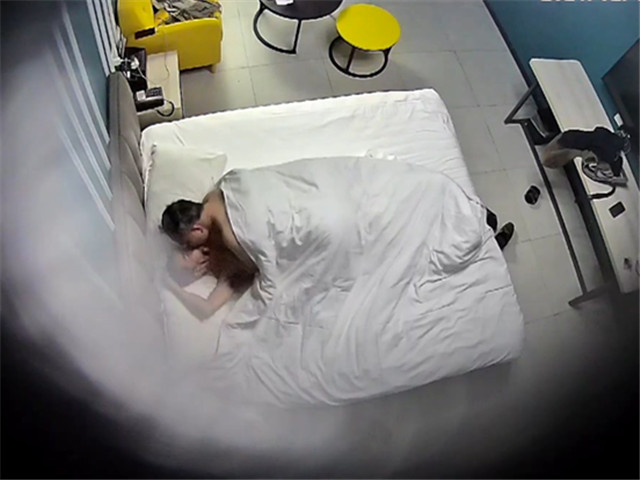 02/11精选 360蓝色白床主题-两位中年男男亲密互相交融一起，接着吻替对方打飞机