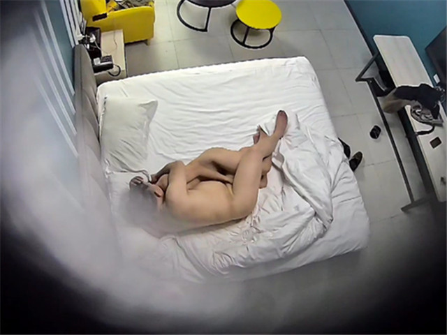 02/11精选 360蓝色白床主题-两位中年男男亲密互相交融一起，接着吻替对方打飞机