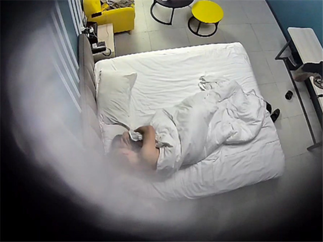 02/11精选 360蓝色白床主题-两位中年男男亲密互相交融一起，接着吻替对方打飞机