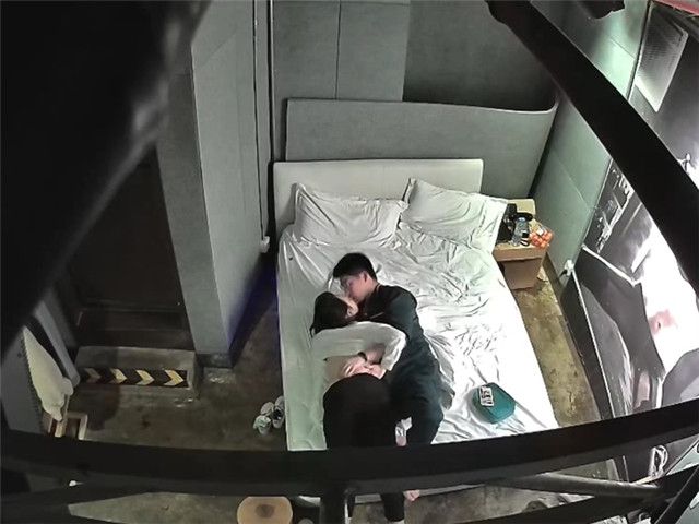 01/02精选 360白床电影主题-健身小伙和文青女友 后面还有其他小片段