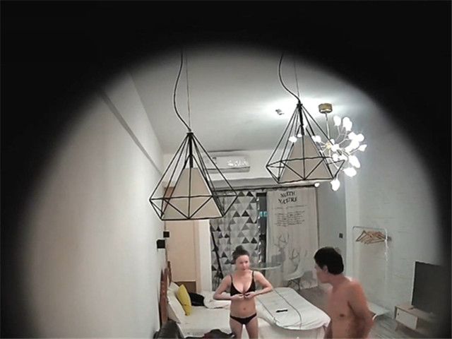 11/18精选 360吊灯白床主题-远视角中年大叔与娇嫩妻聊天做爱日常�