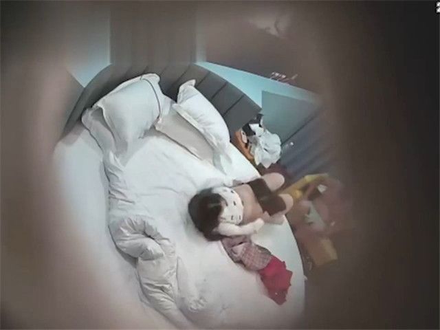 10/24精选 360圆白床绿墙主题-两位微肉情侣，猛烈操驾