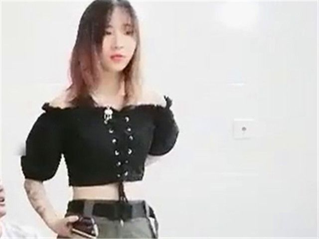 酒店重金约啪99年水嫩性感短裤美女�