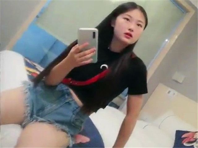 《村长探花》大叔老牛吃嫩草搞了个刚成年的靓妹�