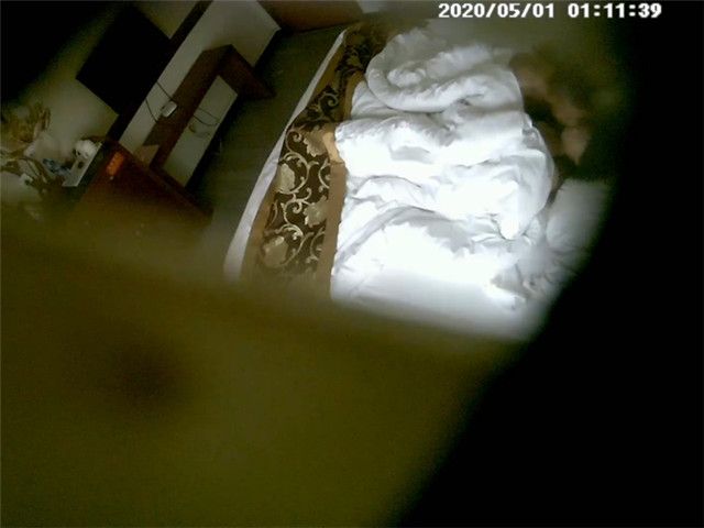 05/01精选 360 花纹方形床-猛男男友猛烈抽插，女友结束以后直接瘫软�
