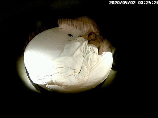 05/02精选 360 白色圆床-老夫妻，不输给年轻人。�