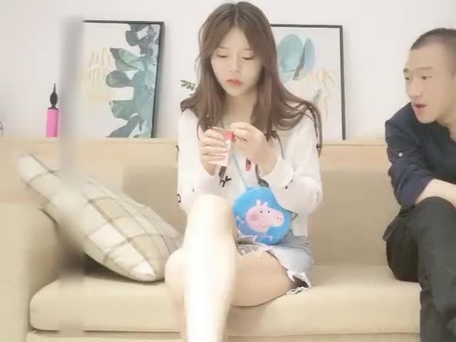 看似未成年样貌清纯甜美,身材气质极佳的美女小姐姐�