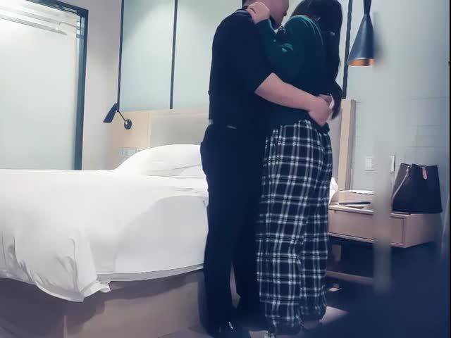 小天娱乐探花胖哥代班，格子裤颜值不错外围妹子